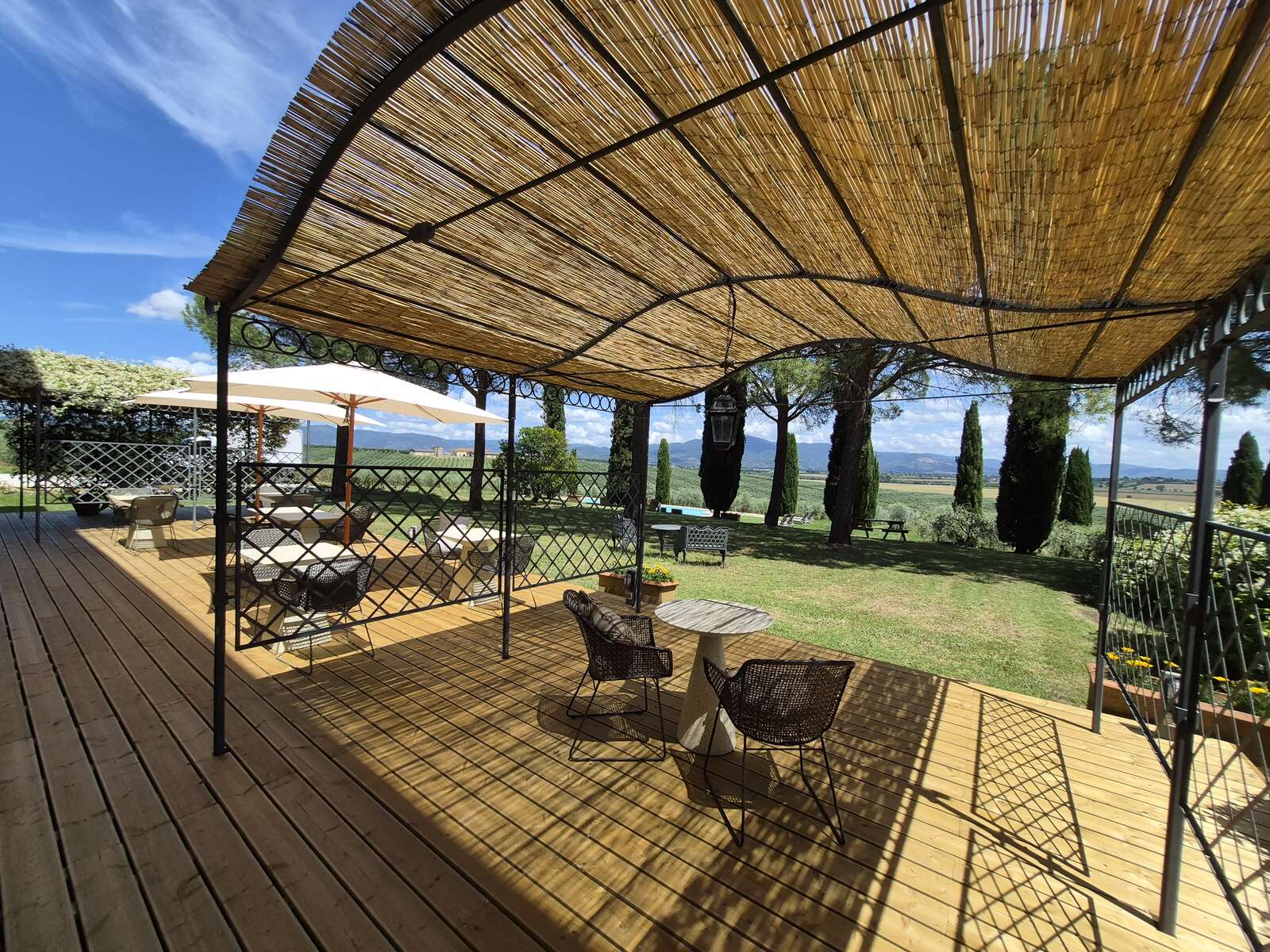 Terras onder de pergola